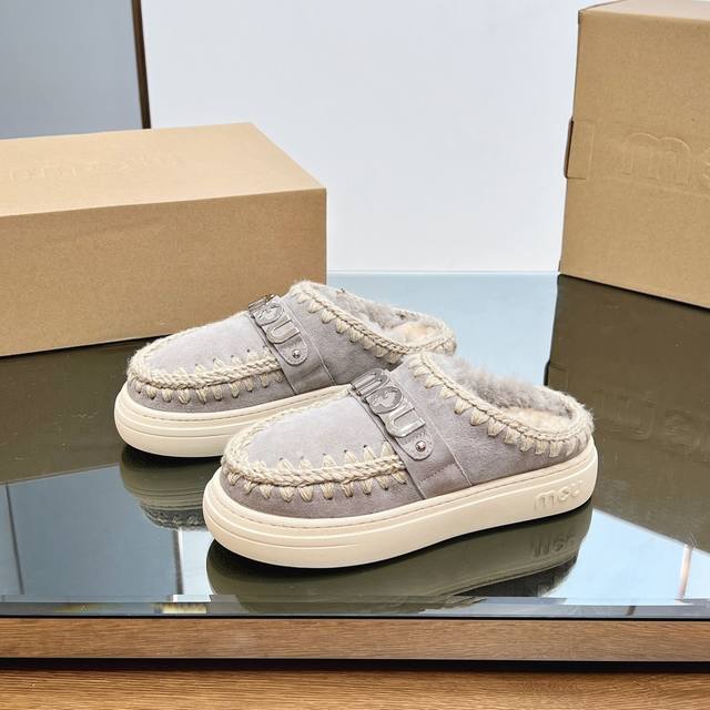 顶级版本 Mou 秋冬新款雪地靴毛毛拖 加毛包头穆勒拖保暖棉鞋 认准我家细节实力拍 专柜买版按正品1：1复制， 细节完美 、A级羊皮毛一体成型 Mou女孩丨属于