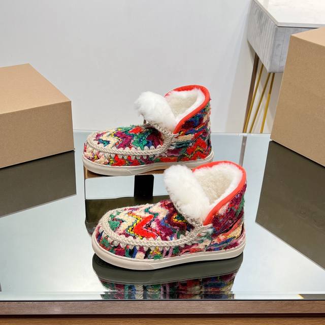 顶级版本 Mou 秋冬新款雪地靴皮毛一体加厚保暖棉鞋 认准我家细节实力拍 购入原版定制做货， 细节完美 、A级羊皮毛一体成型 Mou女孩丨属于雪地靴的潮酷街头休