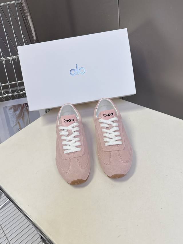 Alojisoo智秀最新联名款德训鞋 休闲鞋 美国瑜伽服品牌超火的Alo 智秀Jisoo参与设计联名款 欧美明星私服首选 这系列真的太好看了 牛津薄底的设计 上