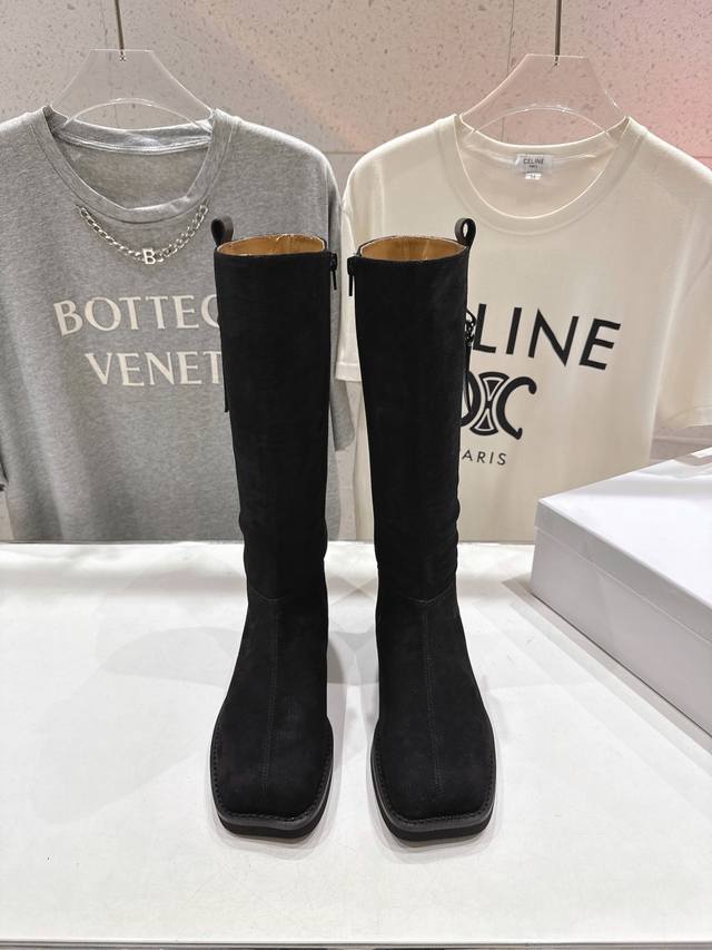 马吉拉方头经典中筒靴. 网红打卡必备款闭眼入酷到没朋友！没有任何装饰 耐看耐穿 大底轻盈。非常有复古感，暗黑风格，时髦又高级 鞋面：定制牛反绒材料 垫脚：进口牛