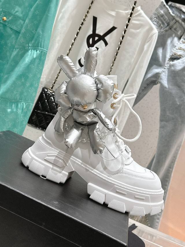 秋冬公仔装饰机车靴潮牌时尚辣妹公仔靴～富家千金即视感，超显腿长，全意大利顶级材质工艺，超级推荐！ 鞋面：进口小牛皮 内里：进口羊皮 舒适透气 大底：独家开模防滑