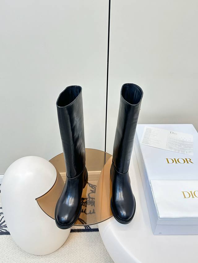 迪奥复古英伦风布洛克新款骑士长靴 楦型百搭瘦脚Yyds.造型立体饱满，帅气十足 上脚舒适 一款非常复古风、气场十足单品 设计风格非常新颖 细节完美 酷炫 潮派