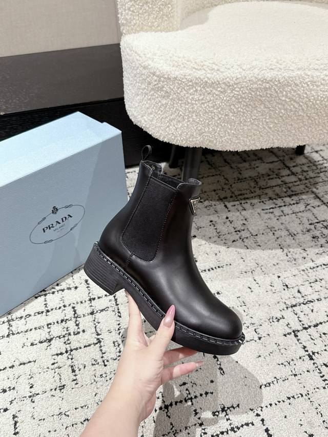 prada普拉达厚底复古马丁靴 橡筋松紧 经典厚底 搭配三角扣 简约大气时尚百搭。 面料进口开边珠牛皮 内里垫脚透染羊皮柔软细腻，脚感舒适 橡胶模具防滑轻便大底