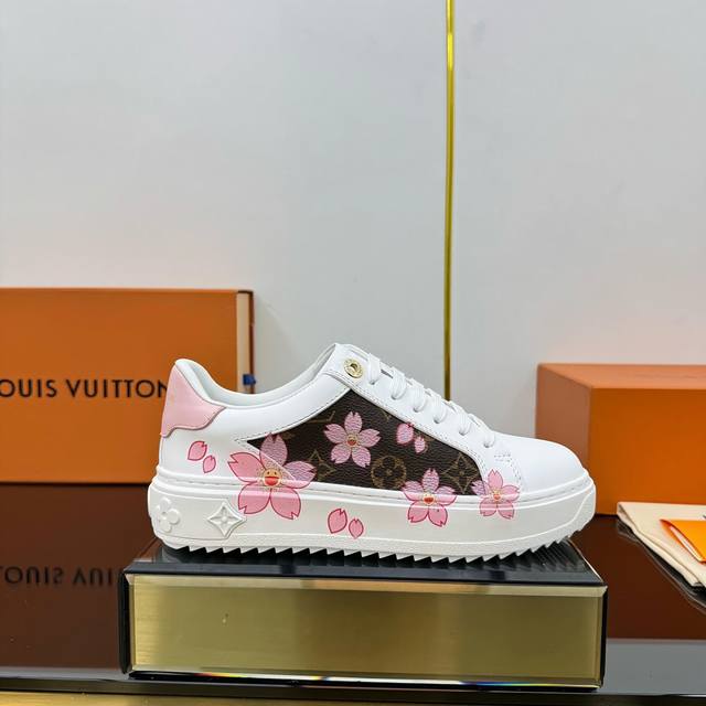 出厂 男+10 Lv 情侣款厚底小白鞋系列 经典系列 采用进口牛皮 油边工艺 爱了爱了，侧身印花Logo简约不简单，元素满满的爱上脚超级好看 推荐你们入 、脚感