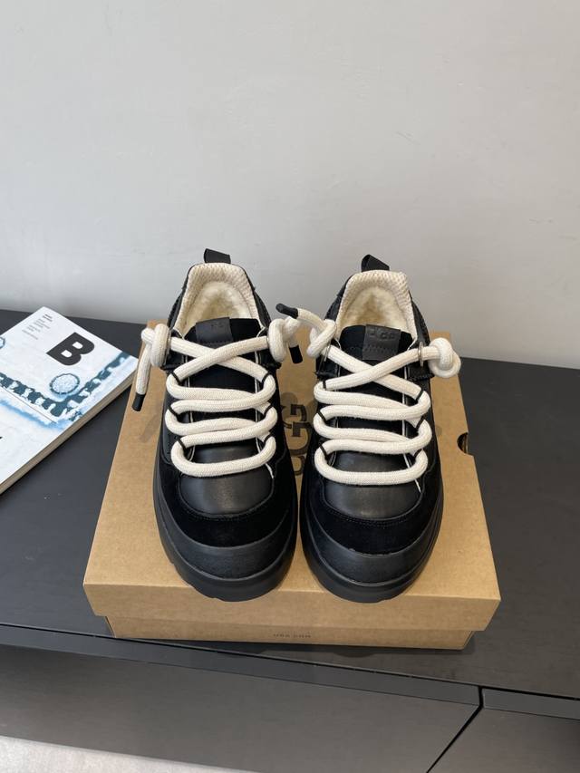 男10 Ugg 秋冬新款 雪地靴 鞋面采用反绒皮材质 触感柔软且质感高级 既提升保暖性 又增添蓬松可爱的视觉效果 穿脱便捷 底部带有一定厚度的松糕底 在保障舒适