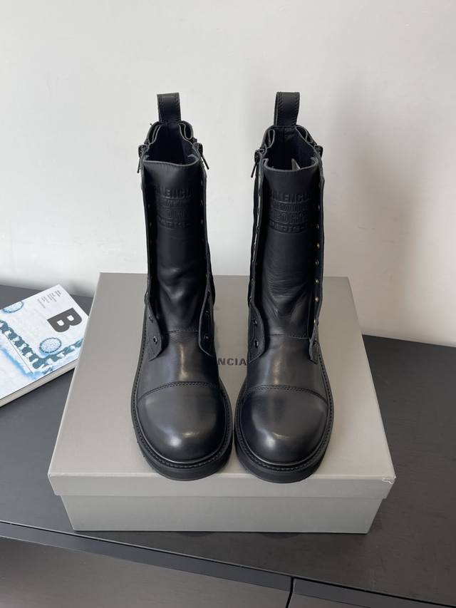 Balenciaga巴黎世家25新品 Strike女士短靴 质感上乘 光泽内敛却又奢华尽显 脚感更是舒适与格调并存 无论是搭配修身牛仔裤展现街头酷感 还是与个性