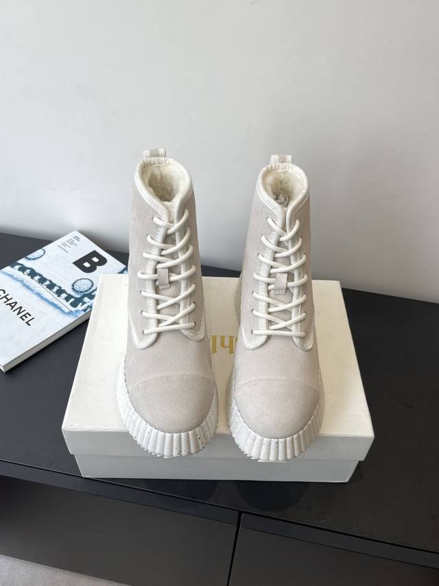 Chloe蔻依 专柜同步上市新款雪地靴， 这款面料使用进口牛反绒 内里 真羊毛 质感清爽透气不焖脚 时尚简约范儿 女神都爱 美翻啦 5Cm超轻橡胶发泡抽真空大底