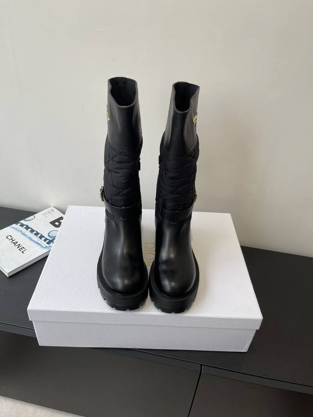 Dior 迪奥 25Ss别具一格设计理念元素英伦风 骑士长靴. 原版开发萱型百搭瘦脚 造型立体饱满 设计风格新颖 细节完美 酷炫 顶部饰以双色原版电镀“Chri