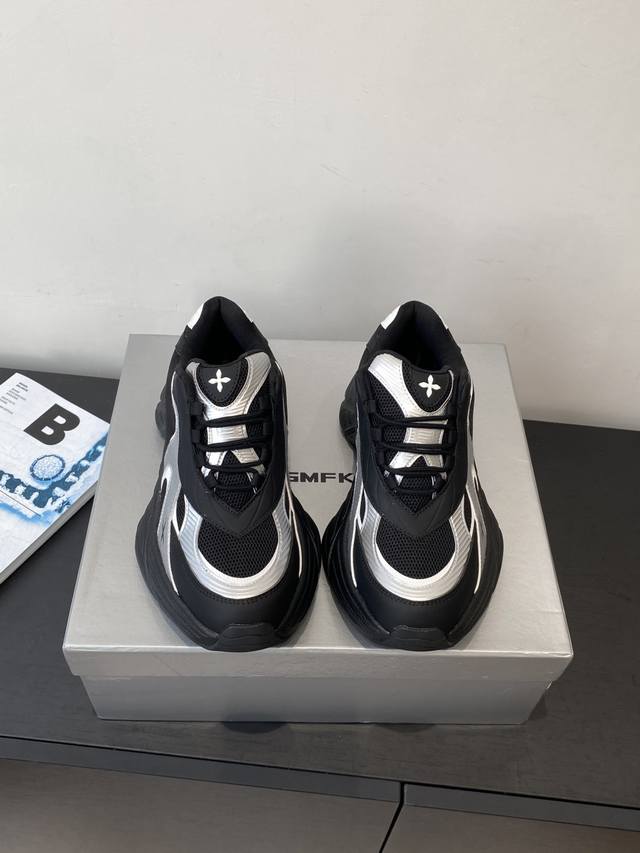 Smfk 小众潮牌爆款老爹鞋 设计感浮雕 厚底 运动鞋 休闲鞋 爆真的是很耐看越看越喜欢 矮个子宝宝的福音直接拉长身材比例 鞋身柔软舒适 鞋底耐磨防滑 而且颜色