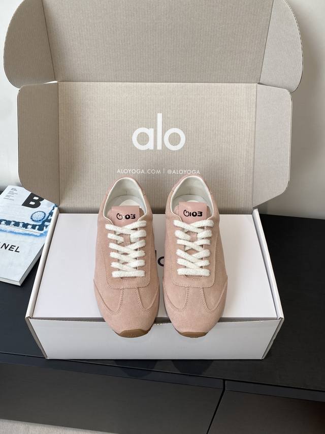 Alo 25Ss新品 休闲运动鞋 德训鞋 上脚超级百搭 而且超级舒适 上脚一点都不沉重 非常轻便 套上袜套搭配更好看 上脚增高显腿细 面料原版牛京 内里羊皮 原