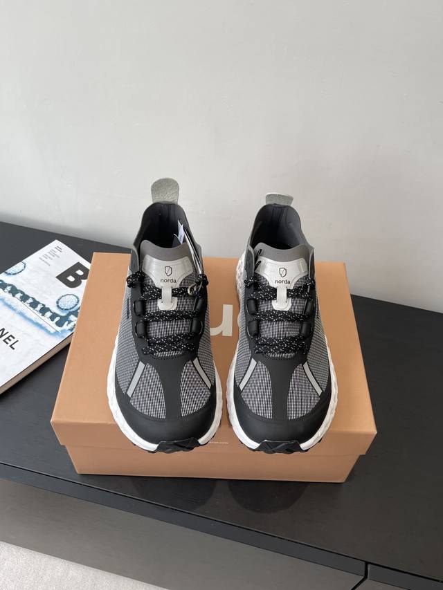 Norda 户外运动鞋 情侣款 专为挑战荒野与山野的勇者设计 采用尖端科技与高性能材质，轻量化鞋身搭配强悍抓地力 无惧陡峭岩壁、泥泞小径或湿滑溪流 每一步都稳如