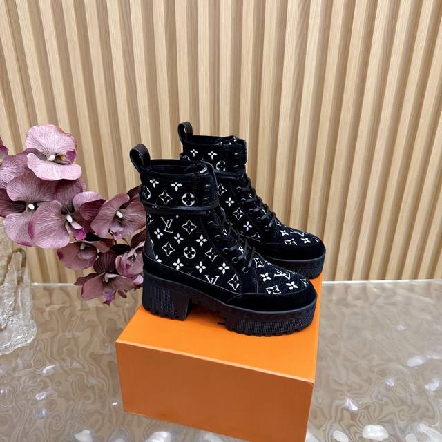 高版本Lv 驴牌经典高跟马丁靴沙地靴系列 绒里 原版一比一复刻 可对比细节 楦形 材料 大底等 鞋面牛皮 老花皮拼接 牛皮里 整条鞋带都是真皮切条 跟高7Cm水