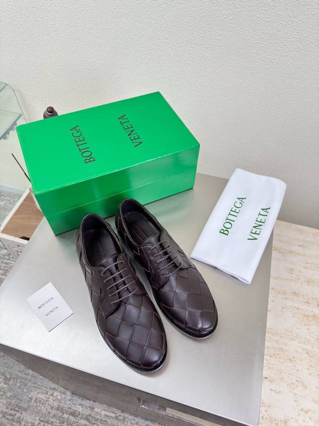 手工大编织 男女款 高定配色 Bv 德比鞋 平底设计 小牛皮系列 平底设计 高端 内置垫脚 鞋头 编织 镶嵌鞋口 咖啡色 男款10 这款经典款 简直Bv最新天花