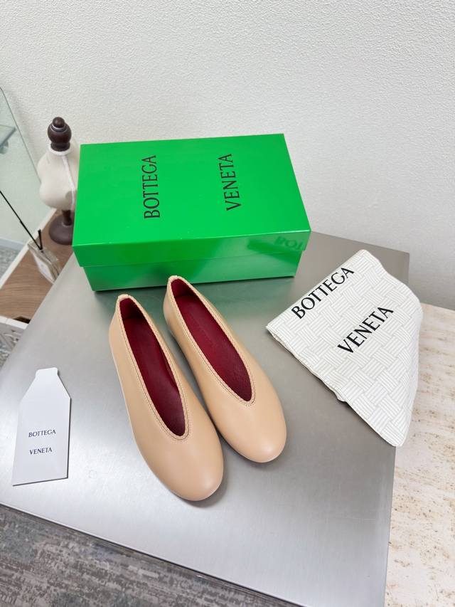 高定配色 Bv Rosa 芭蕾舞鞋 杏色 小羊皮 圆皮花边 镶嵌鞋口 单鞋系列 平底设计 柔软舒适 内置垫脚 云朵般舒适 手工编织花边 镶嵌鞋口 超级柔软舒适