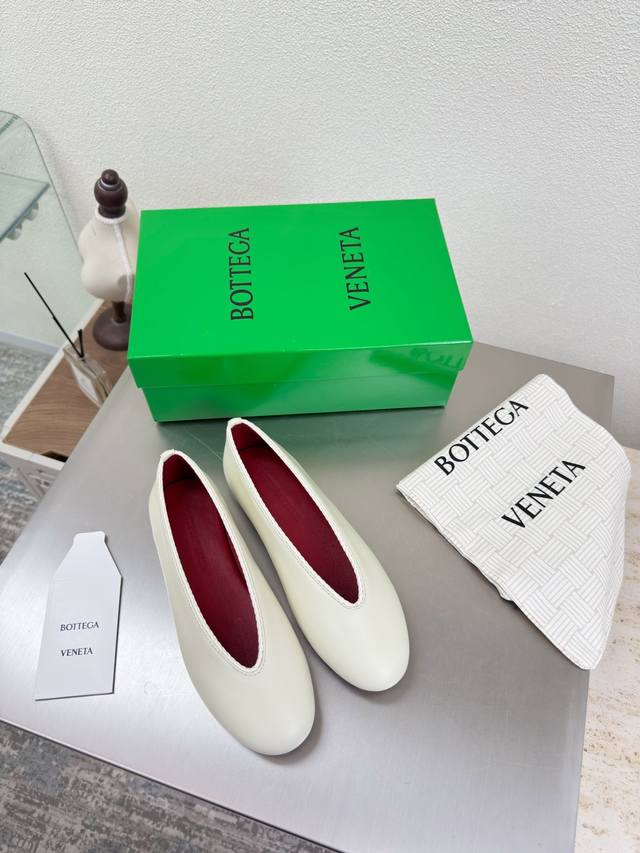 高定配色 Bv Rosa 芭蕾舞鞋 海盐白 小羊皮 圆皮花边 镶嵌鞋口 单鞋系列 平底设计 柔软舒适 内置垫脚 云朵般舒适 手工编织花边 镶嵌鞋口 超级柔软舒适