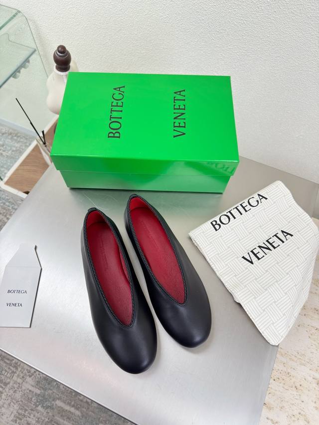 高定配色 Bv Rosa 芭蕾舞鞋 黑色 小羊皮 圆皮花边 镶嵌鞋口 单鞋系列 平底设计 柔软舒适 内置垫脚 云朵般舒适 手工编织花边 镶嵌鞋口 超级柔软舒适