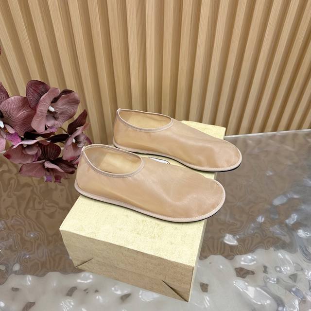 高品质小众潮牌The Row25春夏法式复古简易风 网纱凉鞋 复古气质女王 整个鞋型简约大气，很干净利落又好搭配！日常穿搭、约会聚会等也能轻松驾驭！ 穿上很显脚