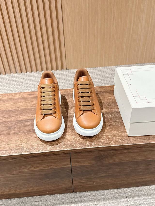 男+10 棕色皮骷颅头 # 麦昆当之无愧算是小白鞋里的经典之王 市面上做的人也确实不在少数，版本也是参差不齐但真正离正品还是有一段距离！请看我们独家 1独家定制