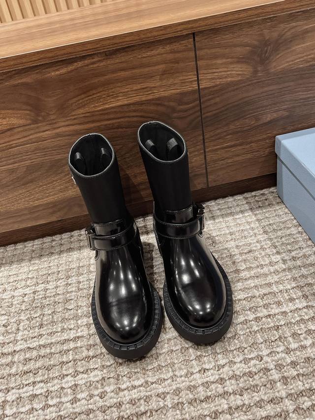 皮带扣 # 普拉达拼接机车短靴 特别是今年这款众星追捧的短靴 上脚搭配自带高冷气质精致优雅利落 交叉皮带钢扣设计看上去简单利落干练帅气，机车车友的王炸靴子～且贴