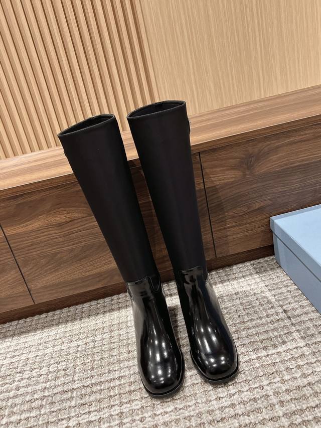 布拼皮 # 普拉达骑士靴 时尚休闲机车长靴靴 独到味道 人人都爱也轻松驾驭 每年都会爆.还有就是经典的鞋楦 足以征服你 穿上它 增高休闲两不失误 脚简单帅气 ！