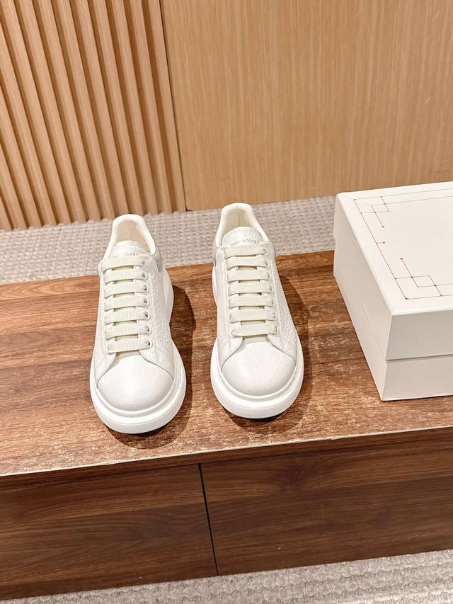 男+10 灰皮尾米白石头纹面 # 麦昆当之无愧算是小白鞋里的经典之王 市面上做的人也确实不在少数，版本也是参差不齐但真正离正品还是有一段距离！请看我们独家 1独