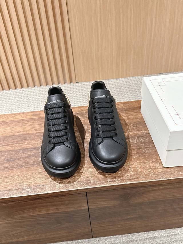 男+10 金钻黑皮面 # 麦昆当之无愧算是小白鞋里的经典之王 市面上做的人也确实不在少数，版本也是参差不齐但真正离正品还是有一段距离！请看我们独家 1独家定制的