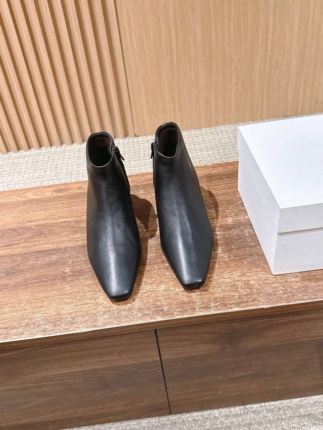 莞产 The Row 高品质猫跟侧拉链短靴 Tr作为小众品牌来说是一个骄傲！完全不输众多大牌子～不仅富有设计感 还十分好穿 每一处的细节都能把脚修饰的修长得体！