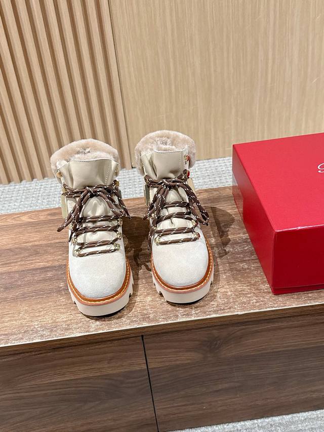 Roger Vivier Viv ' Rangers Truck 罗杰维维亚秋冬新款靴子 个性又不失精致演绎都市风格 复古美拉德色系 摩登马丁靴毛毛靴 身着一身