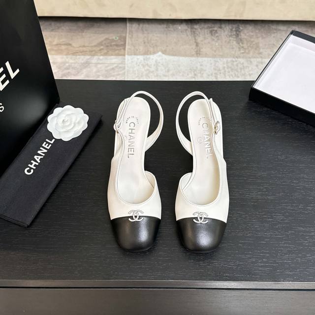 厂价 Chane*｜小香25K新品水钻双C 粗跟玛丽珍凉鞋 对它一见钟情 不夸张哦～ 这大概就是小香的魅力 总是很懂女生 虽然看上去很冷但配上黑丝袜特有感觉 是