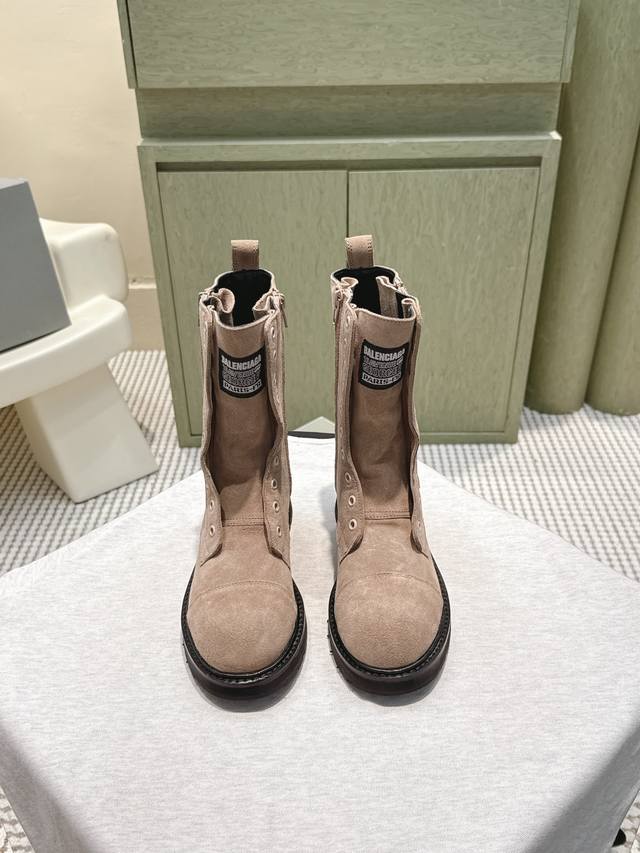 代购级 Balenciaga 巴黎世家 25Ss 秋冬新款假系带 情侣款 马丁靴 看着硬朗 但上脚舒适 个性帅气的的同时 不失舒适感 擦色做旧复古！ 工艺设计大