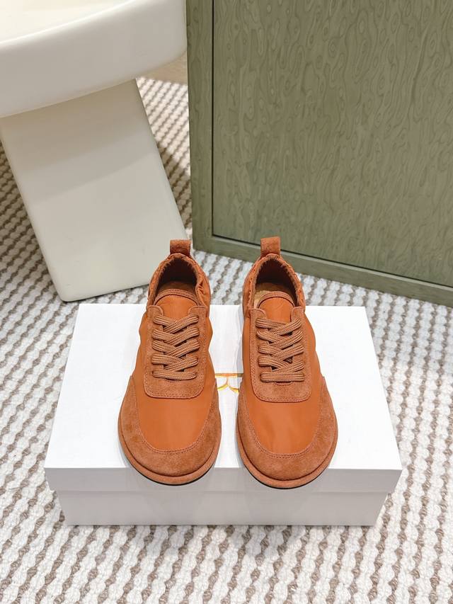 代购级 The Row25Ss 复古拼接平底休闲鞋 鞋面采用尼龙面料+麂皮材质拼接设计，尼龙的轻盈感与麂皮的细腻触感结合，既提升视觉层次，又兼顾实用性。 鞋口处