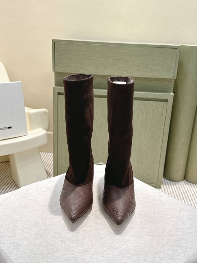 代购级 Jacquemus黑色尖头短靴，漆皮+麂皮拼接，质感满分！显腿长又稳走，通勤日常都Ok。尖头设计拉长腿部线条，显瘦显高，百搭牛仔裤、裙装都超有范儿～靴筒