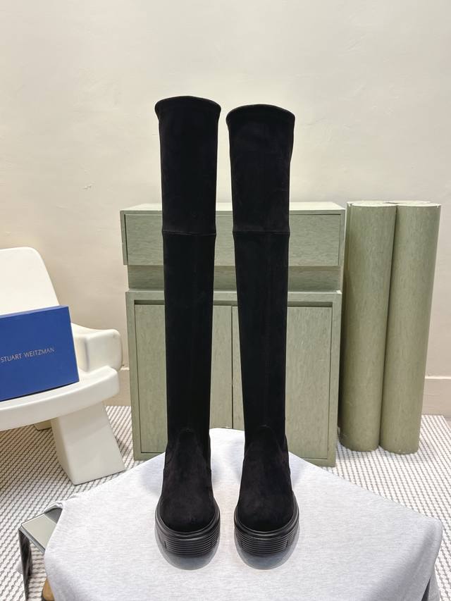 代购级 Stuart Weitzman 5050过膝靴，黑色磨砂皮+弹力拼接，柔软贴合腿部线条，显瘦显高。厚底设计增高5-6Cm，拉长比例，超适合小个子女生！靴
