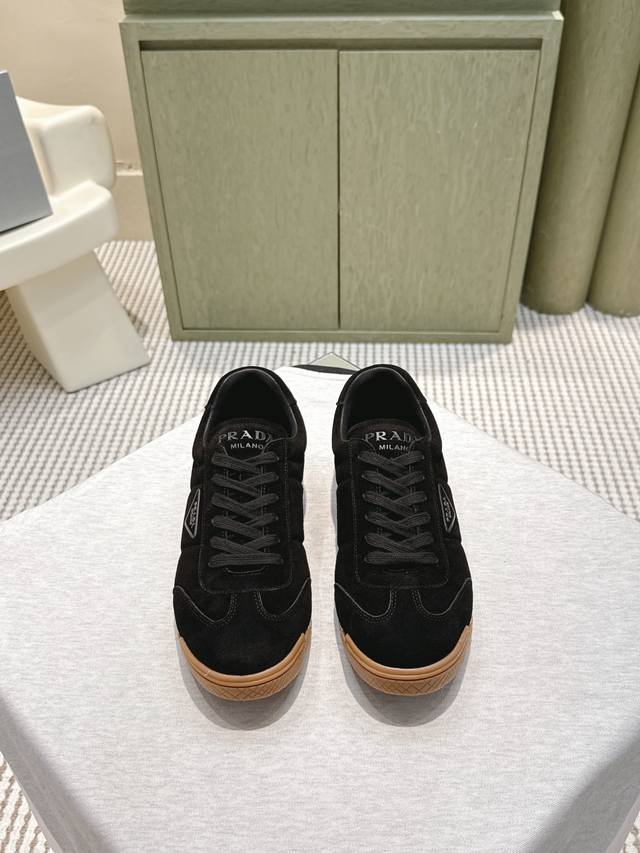 代购级 prada2025秋冬新款情侣运动鞋，简约低调，帆布+皮革拼接，质感满分又透气！橡胶鞋底防滑，日常通勤、休闲都Ok。鞋侧“prada”标志超有辨识度，低