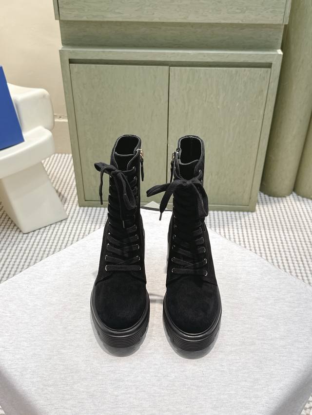 代购级 Sw秋冬靴系列！Stuart Weitzman 粗跟珍珠系带短靴 Sw 5050 Soho Bootie 原单渠道好货势不可挡，搭配我们的Rise轮胎鞋