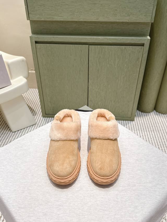 代购级 Jimmychoo周仰杰2025S秋冬新款厚底坡跟毛拖 这款拖鞋采用皮毛一体设计，鞋面柔软皮革，内里厚实毛绒，保暖力满分。橡胶鞋底防滑，秋冬室内或短途外