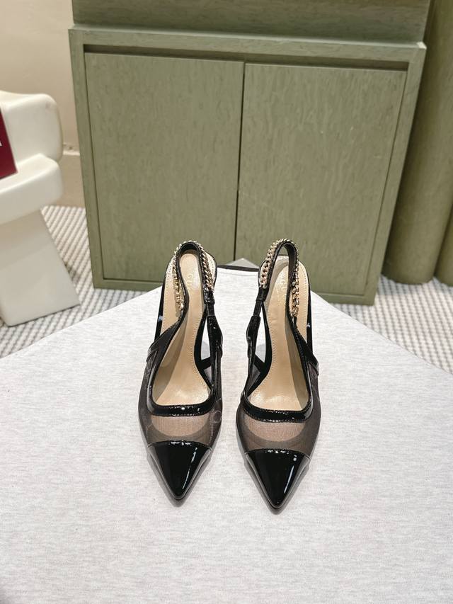 代购级 Gucci Gg提花网纱高跟鞋 Gucci这款高跟鞋采用经典Gg提花网纱，搭配黑色皮革细节，优雅又有辨识度。尖头细高跟设计，跟高约10.5Cm，拉长腿部