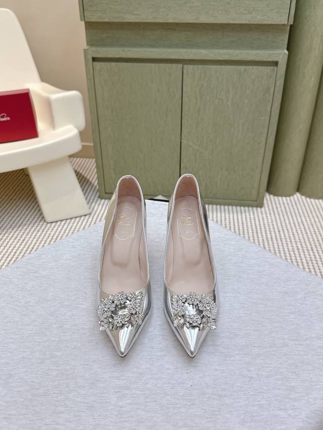 代购级 225专柜Jewel Heel系列新款漆皮方扣单鞋上新 ！ ★★★★★ 气质高级的一款，新款方钻扣上脚奢华精致，高级感满满，通勤风名媛风都妥 鞋面：进口