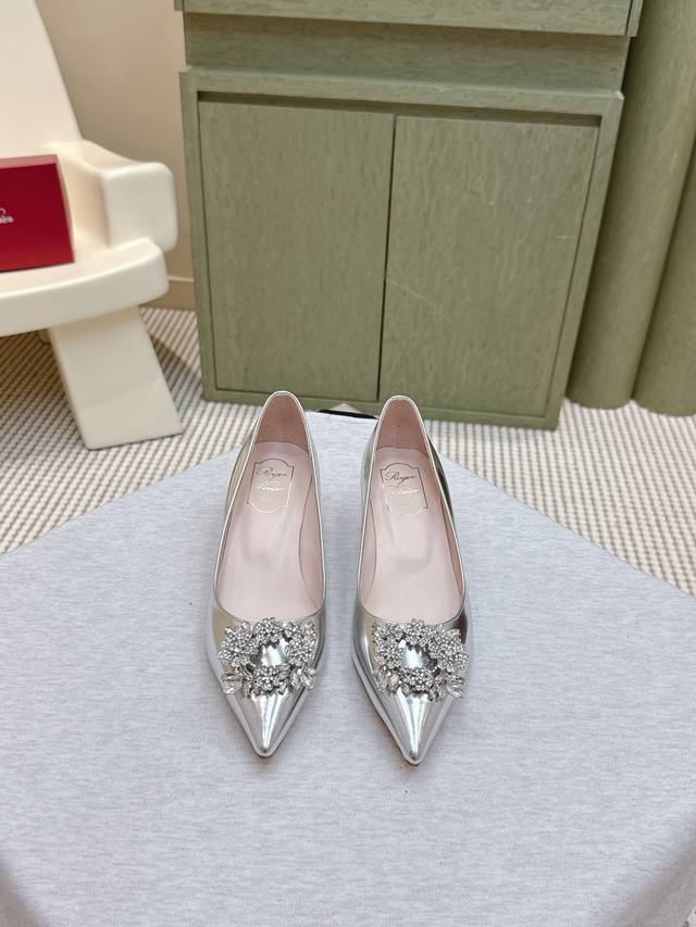 代购级 225专柜Jewel Heel系列新款漆皮扣单鞋上新 ！ ★★★★★ 气质高级的一款，新款方钻扣上脚奢华精致，高级感满满，通勤风名媛风都妥 鞋面：进口定