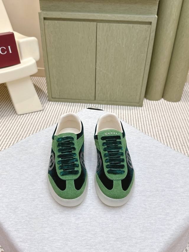 代购级 Gucci古驰 最新款 双G 情侣款 休闲 运动鞋 德训鞋 阿甘鞋 鞋面采用创新缝线工艺制作 打造如水般的流动质感 皮革设计搭配三维立体互扣式双G皮革贴