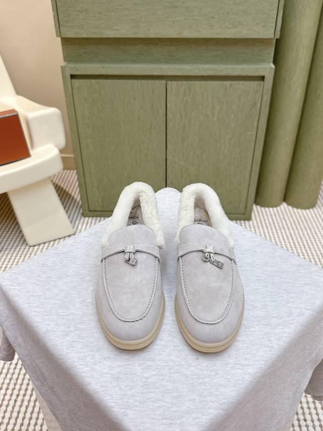 莞产代购级 Lp最新款乐福鞋单鞋鞋獭兔毛毛鞋 意大利高级品牌Loro piana 是意大利顶级奢侈品牌，以羊绒起家， 来自意大利的它追求质量和手工，融创新技术与