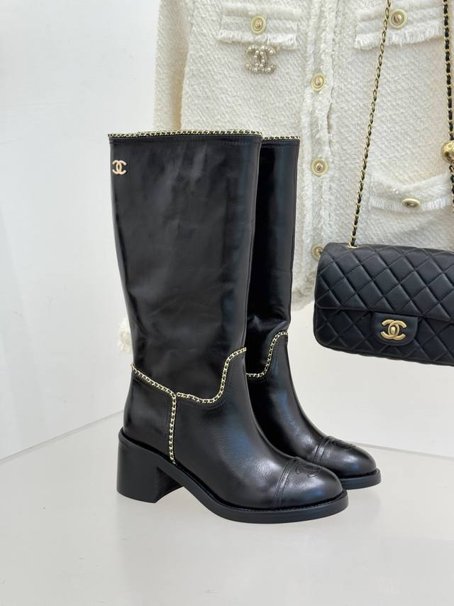 厂价 Chane*｜小香25K双C拼色链条 粗跟长靴 当拼色肌理碰撞金属链条 双C标识在靴身点亮光芒 这款长靴以品牌百年美学为骨 将优雅与酷感熔铸于靴履之中 让