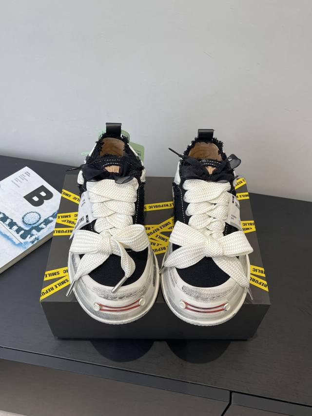 情侣款 Smilerepublic 开口笑 帆布鞋 一款热度非常高的帆布鞋 最近各路明星网红纷纷上脚 太多综艺节目嘉宾穿Sr抢镜 美学理念初春充满艺术感的搭配