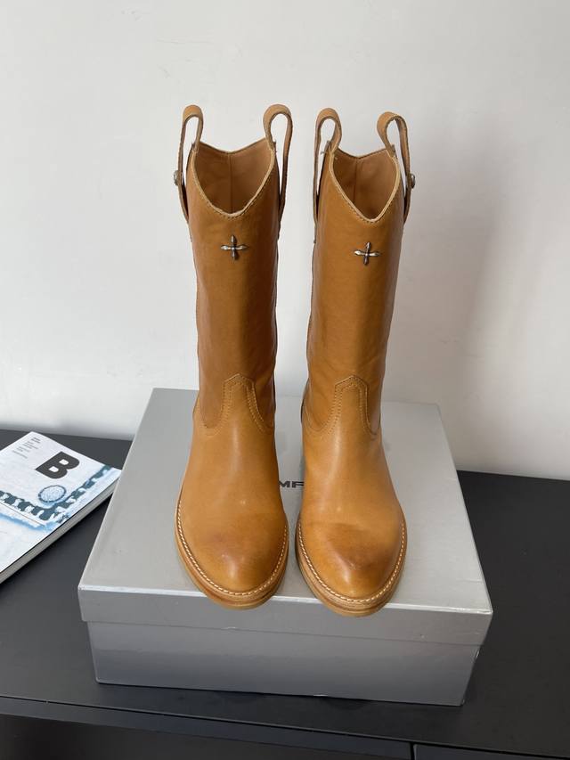 Smfk 秋冬新款 十字花金属徽章 长靴 这双长靴 是很有质感的油蜡做旧色 配合植鞣牛皮面料制作而成 大底使用固特异工艺进行固定缝合 主要是上脚穿真的显腿细 超