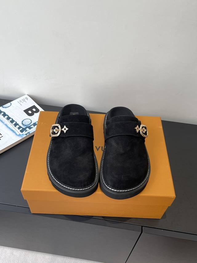 Louis Vuitton 路易威登 水台拖鞋 半包拖 新款勃肯拖鞋 新品 经典Monogram 大底发泡材质 加厚底台舒适度满分增高效果满分 内里羊皮 码数：