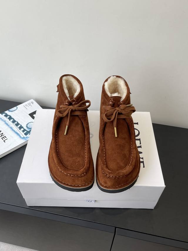 Loewe 罗意威 25Ss秋冬新款 复古英伦风 休闲鞋 羊毛里 小短靴 这将是引爆早秋的第一款爆版 值得拥有 独具时尚潮流领先风格 强烈推荐备货入手 鞋型韵味