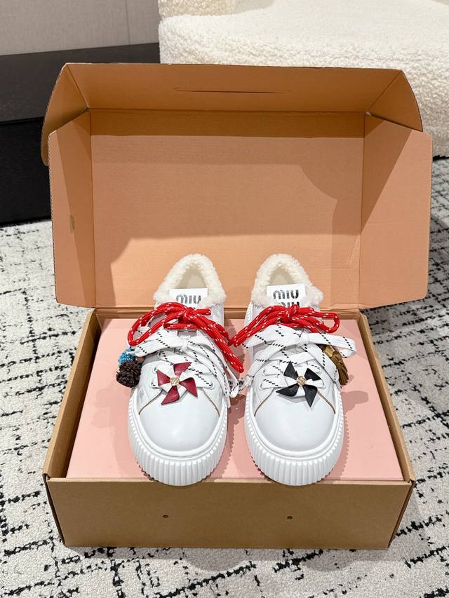 羊皮里 羊毛里 #顶级版本 Miumiu 繆繆 25 秋冬新款 厚底 小白鞋 羊毛 小白鞋 厚底 休闲鞋 简约造型，超轻原版开模鞋底，脚感妥妥满分 好穿好搭，增