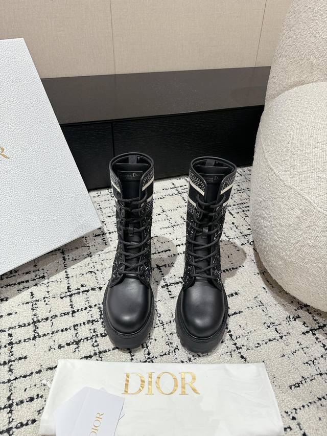 黑色 深蓝 #頂级版本 灰色 #顶级版本 迪奥新款轻底刺绣短靴 帅气靴子采用别具一格的设计元素打造醒目的外观 采用黑色科技面料和牛皮革打造，可轻松穿脱。从 Di