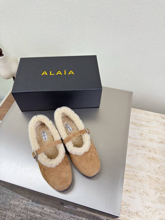 麂皮面料 羊毛里 玛丽珍单鞋 舒适温暖 Alaia 来自巴黎 一见倾心 驼色 阿莱娅还有另外性感的一面 配上不同款式，不同风格都能轻松驾驭，无论牛仔裤，西装裤，