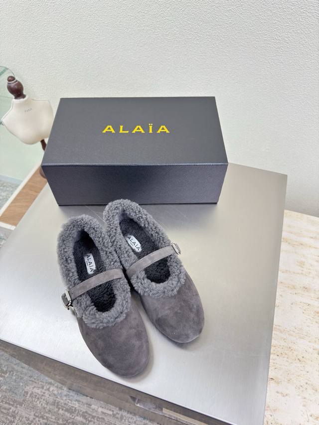 麂皮面料 羊毛里 玛丽珍单鞋 舒适温暖 Alaia 来自巴黎 一见倾心 灰色 阿莱娅还有另外性感的一面 配上不同款式，不同风格都能轻松驾驭，无论牛仔裤，西装裤，